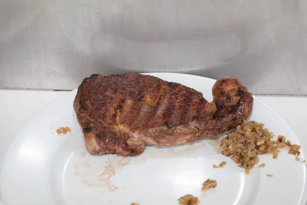 Bife grelhado de carne de lombo na placa branca, carne para churrasco — Fotografia de Stock