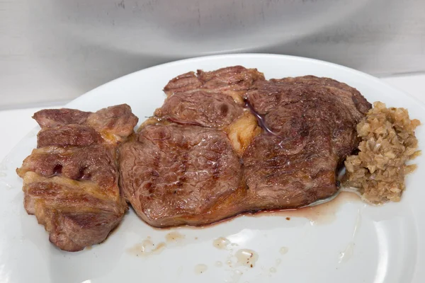 Bife grelhado de carne de lombo na placa branca, carne para churrasco — Fotografia de Stock