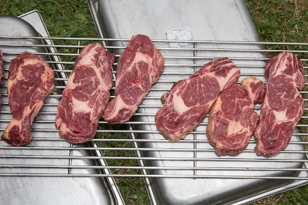 Čerstvé syrové hovězí steak s kořením pohled shora — Stock fotografie