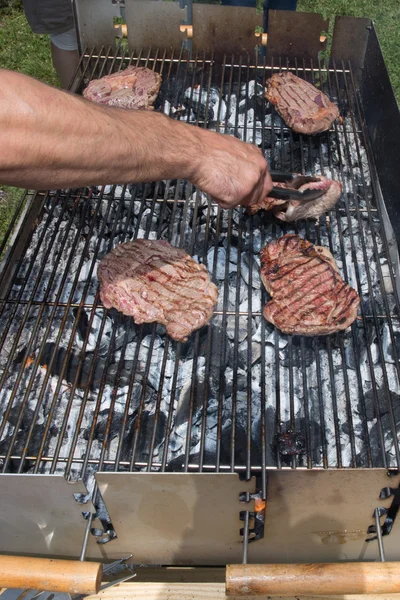 Grelhar no fim de semana de verão. Carne fresca a preparar-se na grelha . — Fotografia de Stock