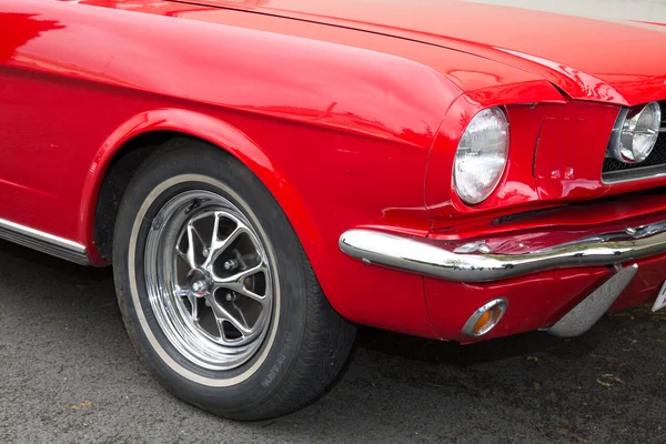 Headlight of a oldtimer red car in the street — Stock Photo, Image