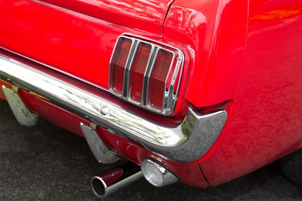 Gros plan sur le dos d'une voiture de sport rouge vintage — Photo
