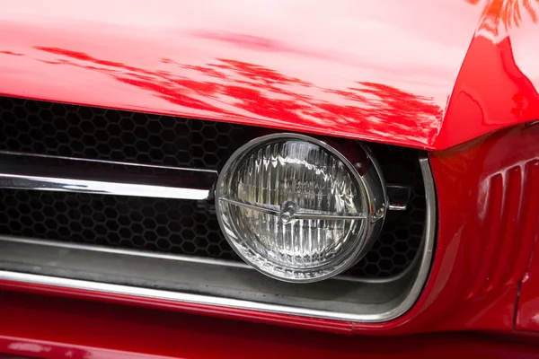 Headlight of a oldtimer red car in the street — Stock Photo, Image