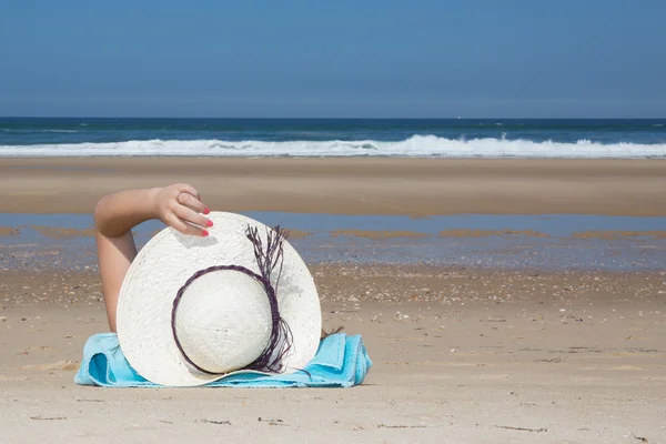 Chica se encuentra en la arena blanca en el símbolo de la playa de vacaciones — Foto de Stock