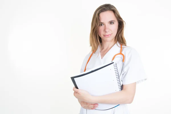 Médica sorridente com uma pasta em pé uniforme — Fotografia de Stock