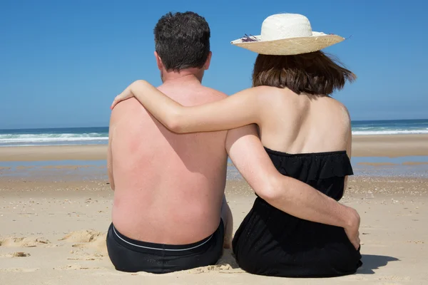 Visão traseira do casal romântico desfrutando de dia ensolarado na praia — Fotografia de Stock