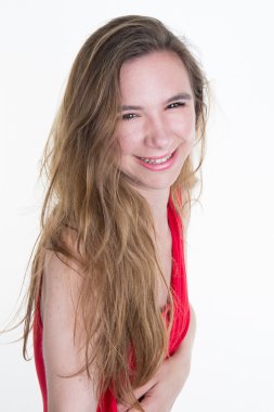 Beyaz izole kırmızı bir elbise giyen kadın