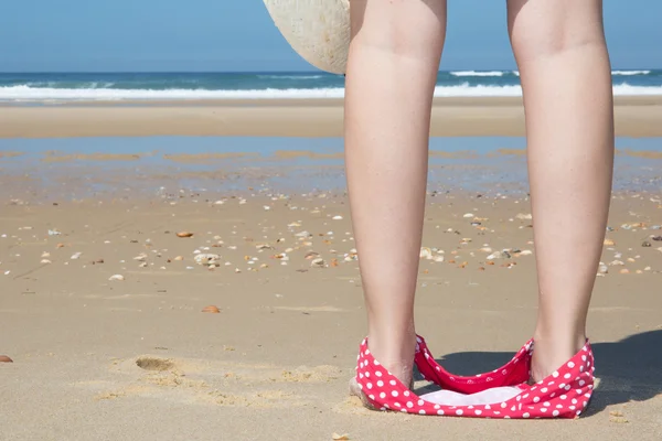 Vista posteriore di una donna in spiaggia con bikini — Foto Stock