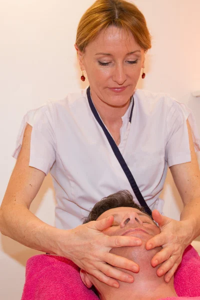 Uomo con maschera viso in argilla in beauty spa . — Foto Stock