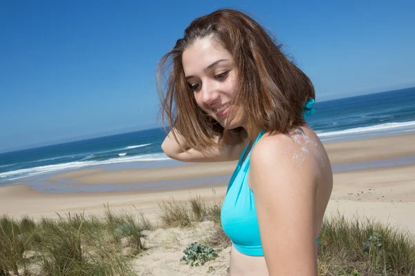 Mulher bonita posando na praia em um dia ensolarado — Fotografia de Stock