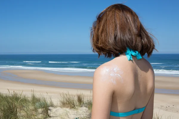 Kvinnan har Solar med solbränna lotion sol ritning — Stockfoto
