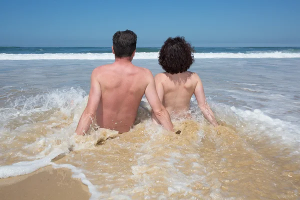 Pár a strandon, nudizmus életforma — Stock Fotó