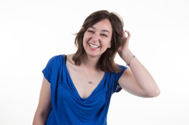 Mavi top ile genç bir esmer resmini