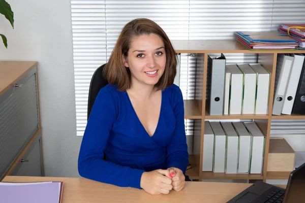 Businesswoman in office working with laptop — Stock Photo, Image