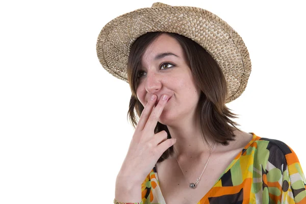 Relaxante feliz sorrindo mulher whith chapéu pensando sobre férias de verão — Fotografia de Stock