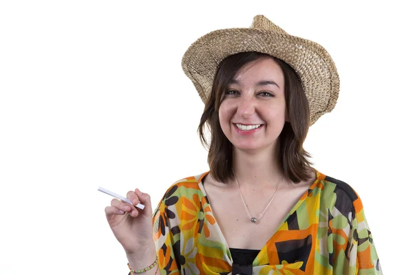 Relaxante feliz sorrindo mulher whith chapéu pensando sobre férias de verão — Fotografia de Stock