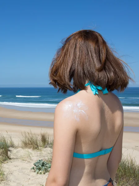 Žena má sunbathes s sun mléko opálení kreslení — Stock fotografie