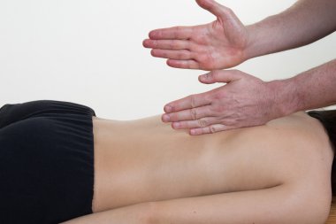 Genç kadın gibi bir kadın lüks kaplıca tedavisi sahiptir rahatlatır