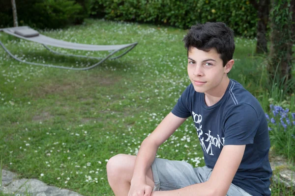 Jovem estudante estudando no jardim da escola — Fotografia de Stock