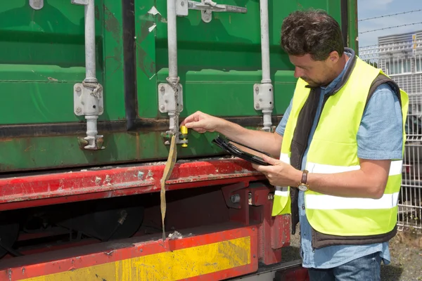 Portret van levering man die lacht met behulp van digitale tablet per vrachtwagen — Stockfoto