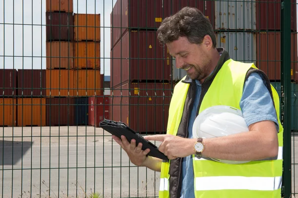 Weergave van een aantrekkelijke docker met behulp van Tablet PC op het werk — Stockfoto