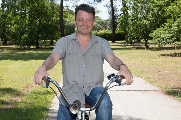 Glad mitten äldre mannen på cykel utomhus — Stockfoto