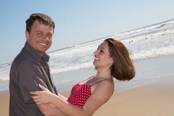 Attraktives Paar umarmt sich an einem sonnigen Tag am Strand — Stockfoto