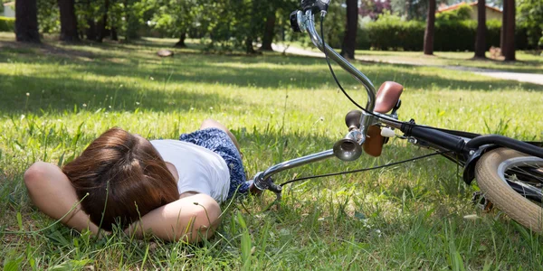 Kikapcsolódás és pihenés fogalmát csípő nő feküdt a füvön — Stock Fotó