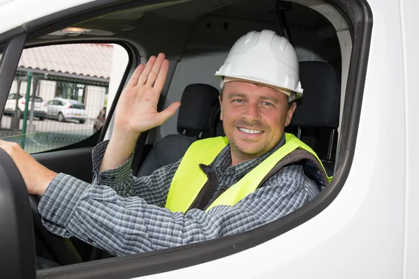 Vrolijke casual kerel glimlachend gelukkig tonen duimen zitten in een grote witte auto — Stockfoto