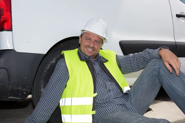 Engenheiro construtor masculino relaxante no local de construção — Fotografia de Stock