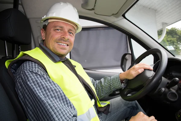 Bouwvakker, dragen van een wit helm in een auto rijden — Stockfoto