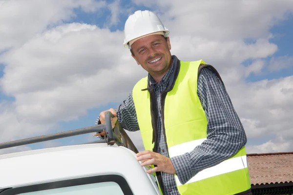 Bouw werknemer veiligheidsuitrusting dragen. Kaukasische voor vrachtwagen. — Stockfoto