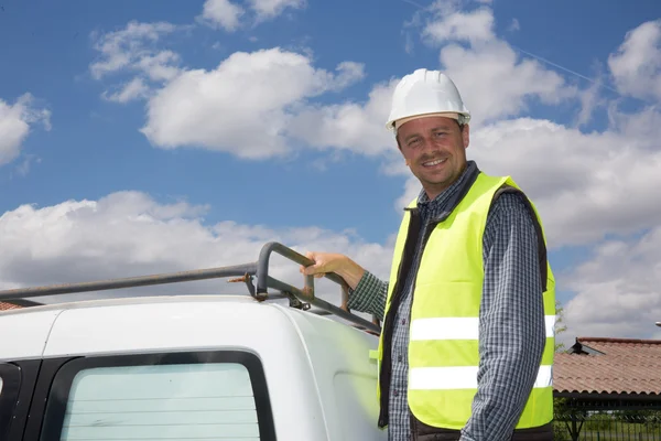 Bouw werknemer veiligheidsuitrusting dragen. Kaukasische voor vrachtwagen. — Stockfoto