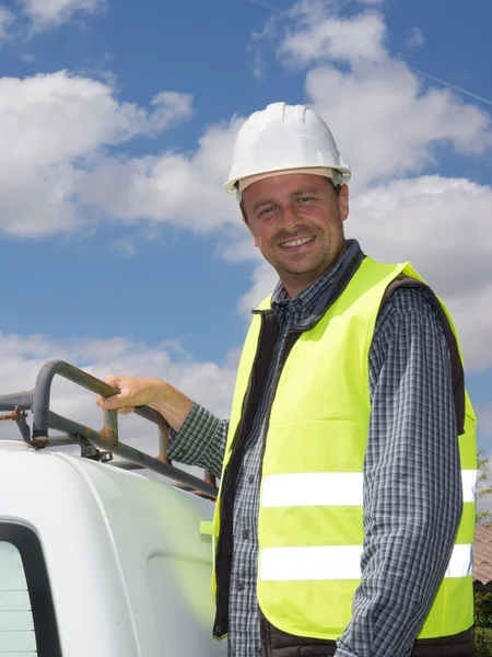 Gelukkig werknemer dragen van veiligheidsuitrusting, voor vrachtwagen. — Stockfoto