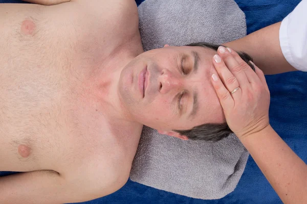 Man receiving head massage in medical office — Stock Photo, Image