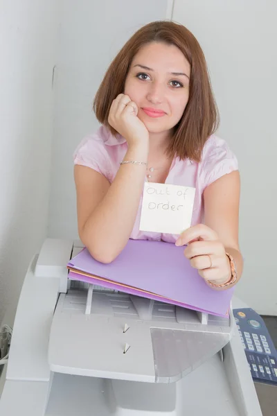 Empresaria con fotocopiadora pensando en el fondo blanco — Foto de Stock