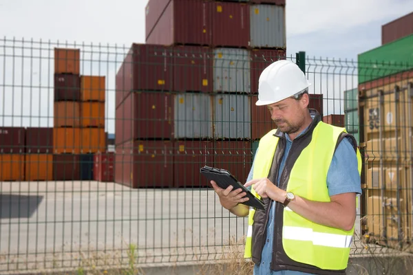 Logistiek manager bij container overslag plant, met een elektronische tablet — Stockfoto