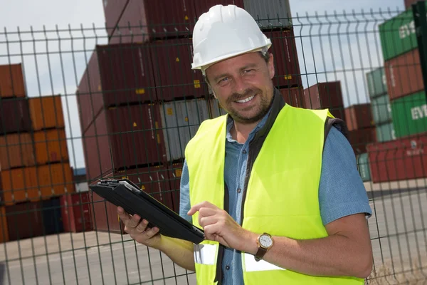 Gelukkig man logistiek manager bij container overslag plant, met een elektronische tablet — Stockfoto