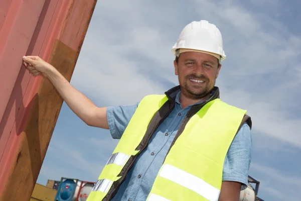 Ingenieur met helm en vrachtwagen en container in lading — Stockfoto