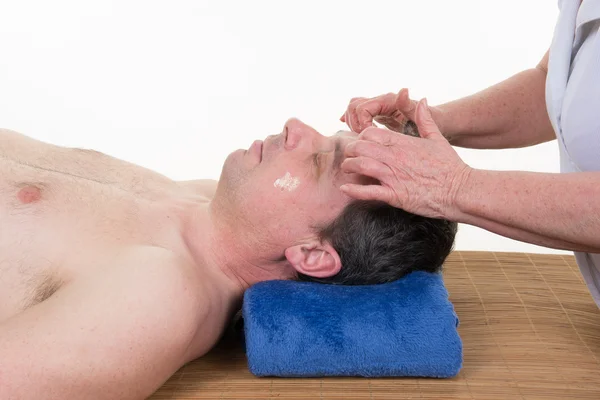 Detalj av en man som tar emot en akupunktur nål terapi — Stockfoto