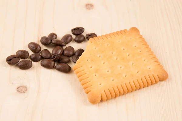 Pasteles galletas de granos de café bajo fondo de madera —  Fotos de Stock