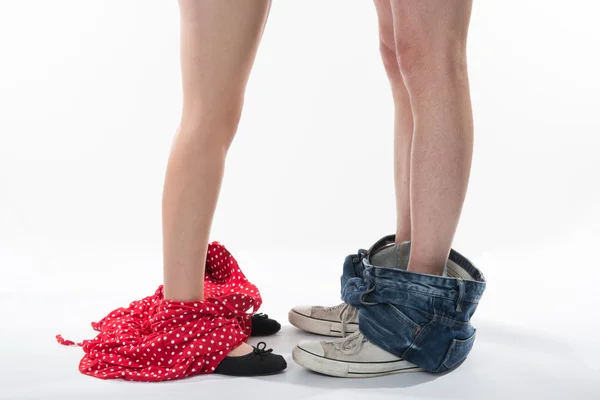 Piernas románticas y zapatos de un hombre y una mujer con la ropa abajo — Foto de Stock