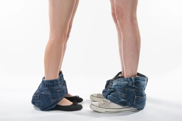 Romantische benen en de schoenen van een man en vrouw met kleren naar beneden — Stockfoto