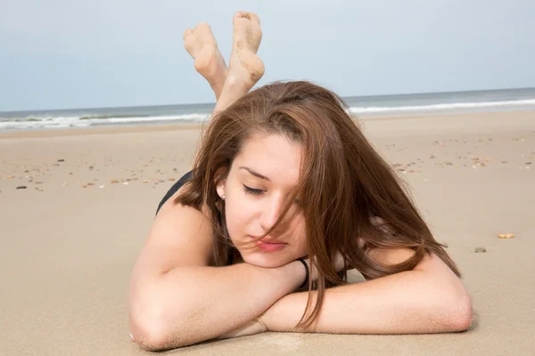 Veselá a krásná mladá žena na pláži — Stock fotografie