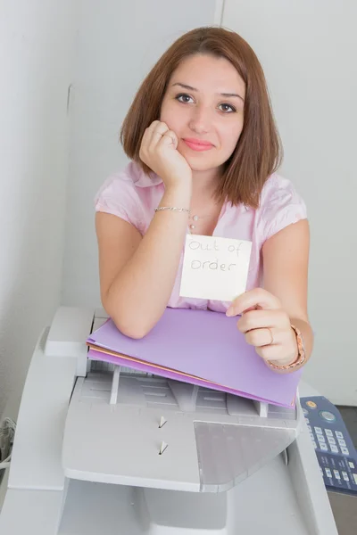 Empresária com copiadora pensando no fundo branco — Fotografia de Stock