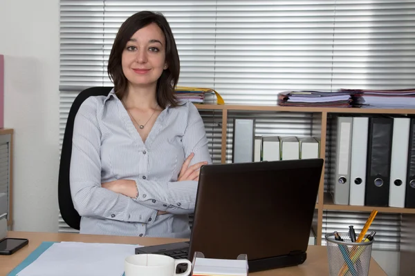 Woman Desk Cross Arms Looking Camera — Stock Photo, Image