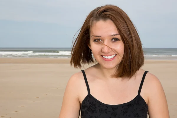 Fiatal, vonzó nő áll az ocean beach — Stock Fotó