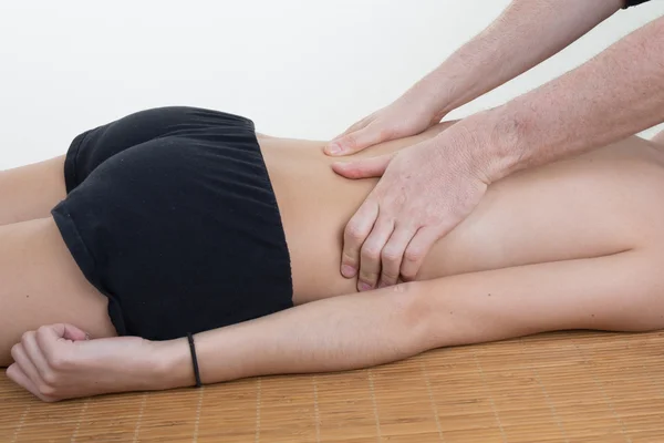 Man hand massage skönhet flicka på vit bakgrund — Stockfoto