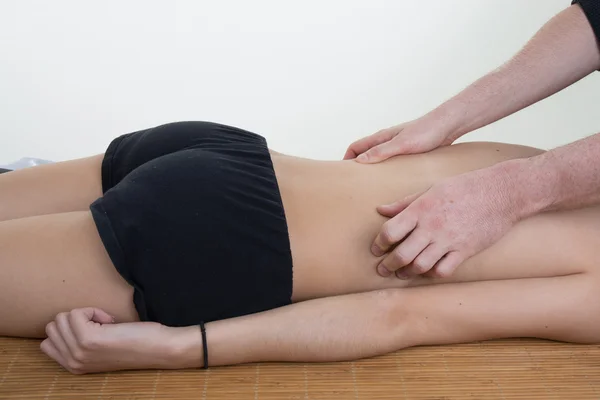 Чоловік масаж рук красуня дівчина на білому тлі — стокове фото