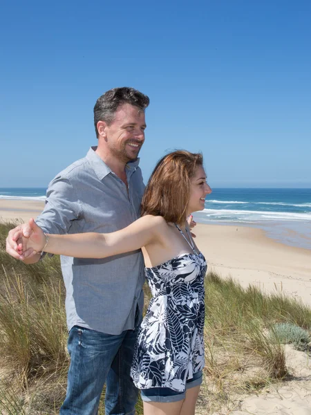 Friedliche lässige junge Frau und Mann lächelnder Hipster am Strand — Stockfoto